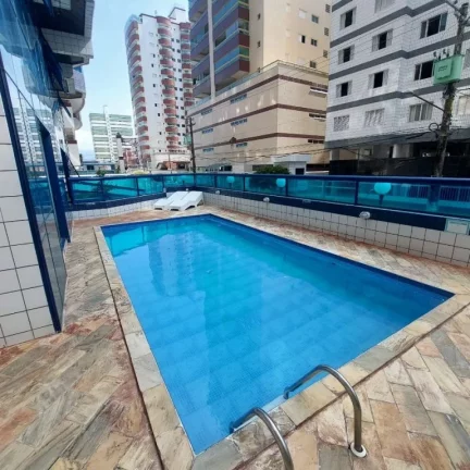 Imagem Este charmoso apartamento, totalmente mobiliado, oferece o equilíbrio perfeito entre conforto, praticidade e localização privilegiada. A poucos passos da praia – apenas 160 metros – conta com uma linda piscina. Agende sua visita e venha conhecer!