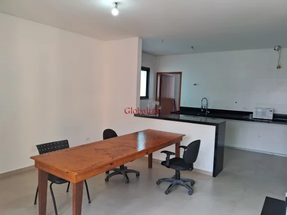 Imagem Casa sobreposta alta em Santos no bairro da Aparecida com varanda de frente na sala, 2 suítes e uma vaga de garagem a venda por R$ 830.000,00