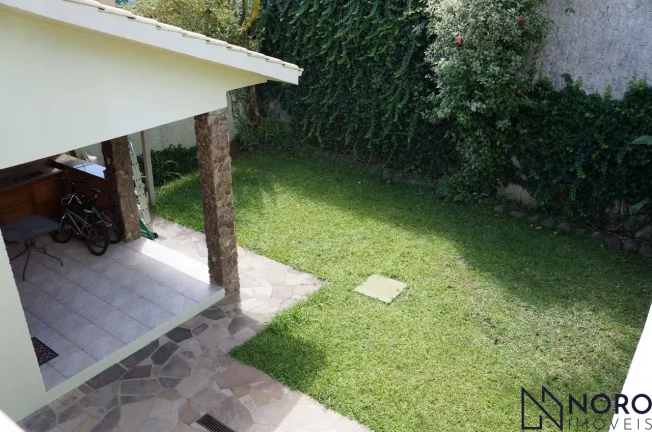 Casa ampla , 3 dormitórios, suíte,2 vagas de garagem no Bairro Duque de Caxias.