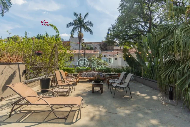 Imagem Casa com excelente localização e ótima segurança, reformada pela Arquiteta Arquiteta Gisela Bent...