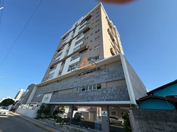 Imagem Seu 3 Quartos MOBILIADO, sendo 01 suíte no Centro de Navegantes perto da Praia e de tudo. Adriano Carpes Imóveis vende.