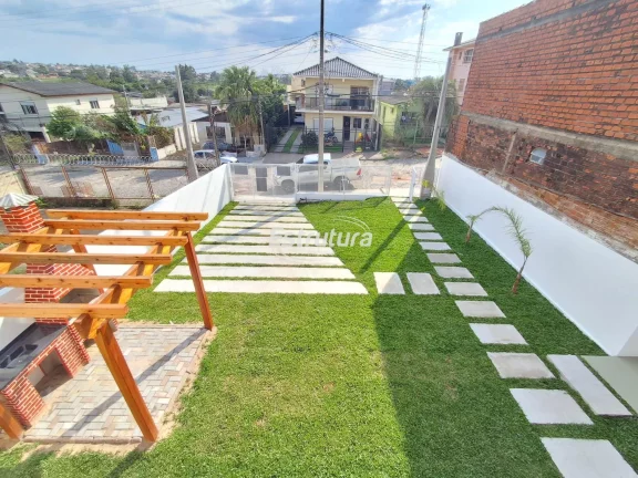 Casa Nova de dois dormitórios, com pátio amplo.