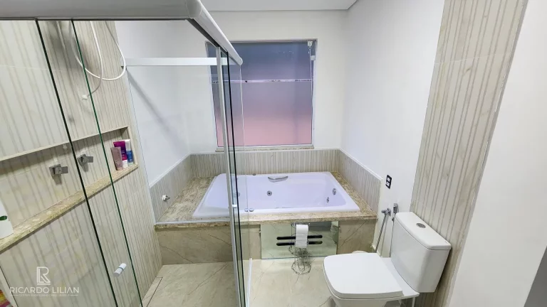 Imagem Casa de alto padrão com 4 suítes em conjunto residencial com controle de acesso