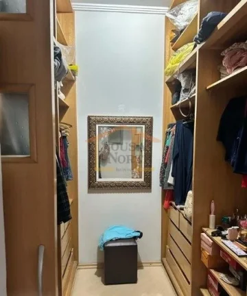 Imagem Sobrado, 325m² de área útil, 4 dormitórios sendo 4 suítes, sala 2 ambientes, cozinha com armár...