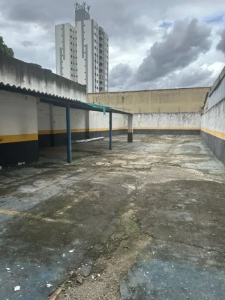 Imagem Terreno de 300m² localizado em Santo André, SP, ideal para projetos comerciais ou de investimento.