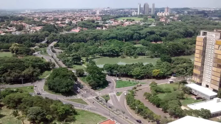 Imagem Área útil de 320 m². Triplex com 3 vagas de garagem, lavabo, ampla sala para 3 ambientes com saca...