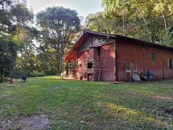 Imagem Sitio com duas casas, a primeira casa de tijolinho tem janelas de alumínio, churrasqueira, varanda ...
