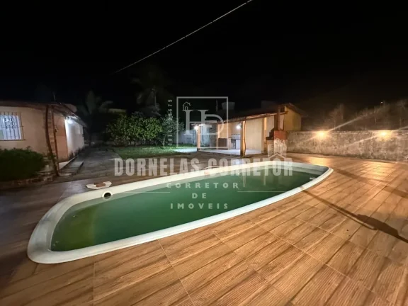 Imagem CASA A KM DO MAR COM ÁREA GOURMET E PISCINA, 3 QUARTOS, 1ST, VÁRIAS VAGAS DE GARAGEM, EM FRENTE A AVENIDA, TERRENO 30X30