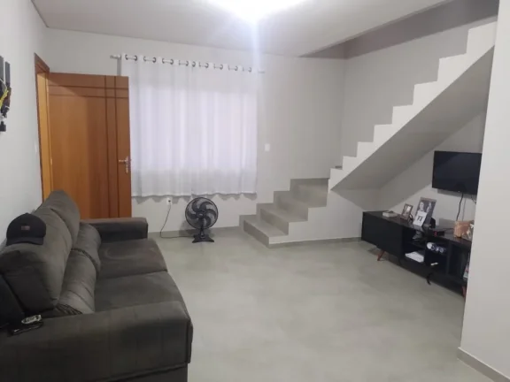 Imagem Terreno com 2 Sobrados, meio lote, com suíte