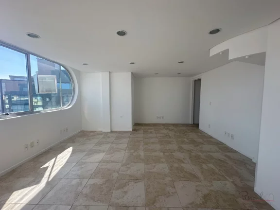 Imagem Ampla sala comercial com vista e terraço em um prédio tradicional do centro de Florianópolis. A s...