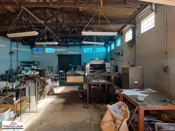 Imagem Salão Comercial de Esquina à Venda na Vila Bandeirantes com 278,75m2