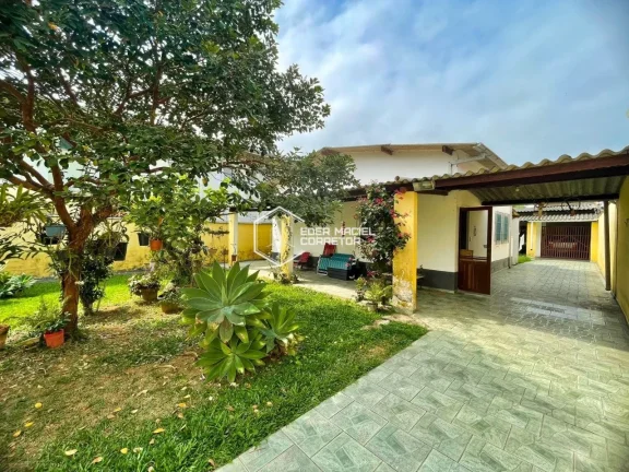 Imagem A poucos minutos das águas da Praia do Porto Novo, essa casa é o refúgio perfeito para quem busca...