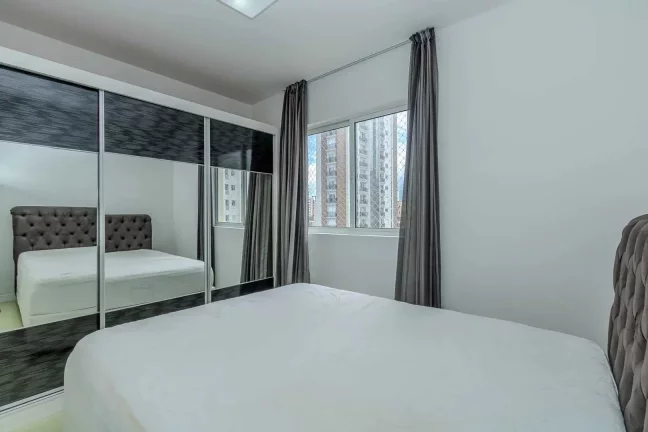 Imagem Apartamento mobiliado de 3 suítes sendo 2 demi e 2 vagas de garagem no Centro de Balneário Camboriú