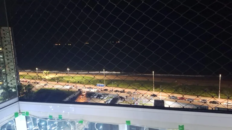 Imagem Vendo apartamento de três quartos com suíte na Rodovia do Sol de frente para o mar, andar alto, com duas vagas de garagem.