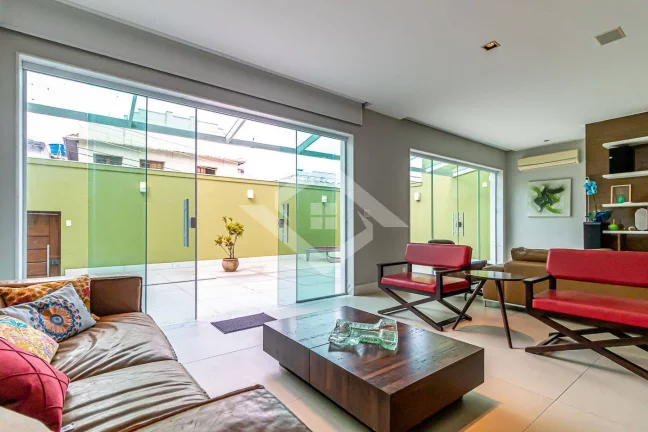 Imagem Casa Triplex de 4 Quartos para Venda no Humaitá com 595 m²