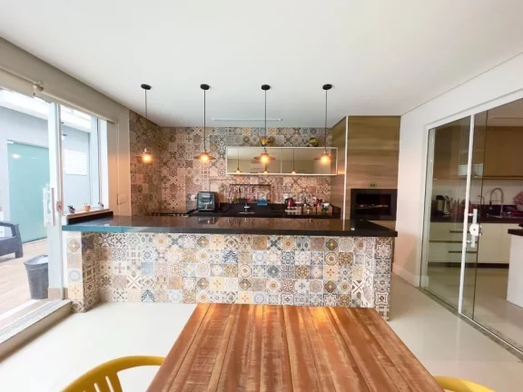 Imagem Belíssima casa com 4 Suítes e 4 vagas no Caledonia