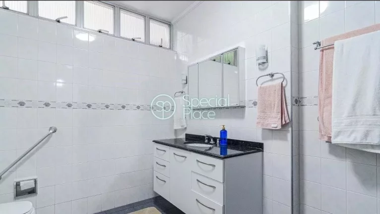 Imagem Amplo apartamento com 205m² no Jardim Paulista. Living muito claro e espaçoso, 03 dormitórios, se...