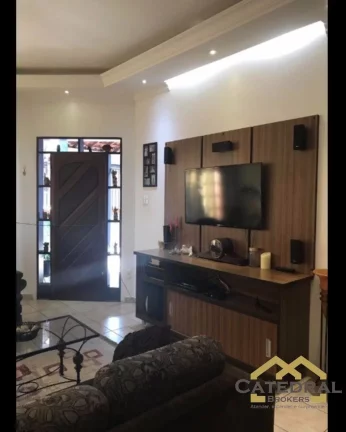 Imagem Casa com três dormitórios e amplo quintal em bairro tranquilo em Jundiaí