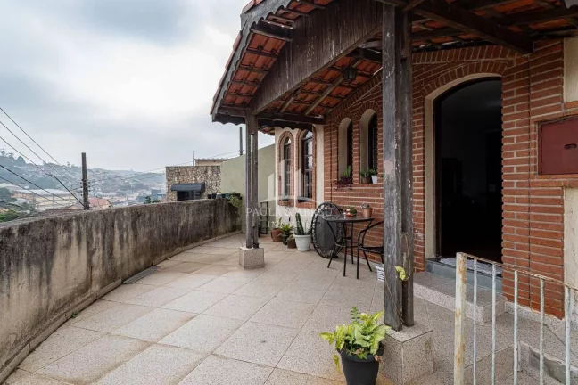Imagem Excelente Assobradado de Esquina, 292m², 4 Quartos, 2 Suítes, 1 Vaga, Churrasqueira, Financia, está dividida em 2 casas, no Centro de Ribeirão Pires-SP