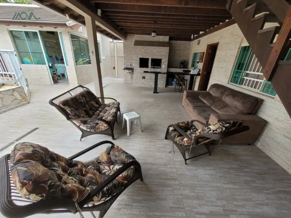 Imagem Casa com Piscina no centro de Itapoá