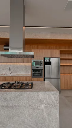 Imagem LINDA E EXCLUSIVA RESIDÊNCIA TÉRREA COM UM PROJETO TOTALMENTE DIFERENCIADO E EM UM LOTE COM POSIÇÃO PRIVILEGIADA NO CONDOMINIO.
