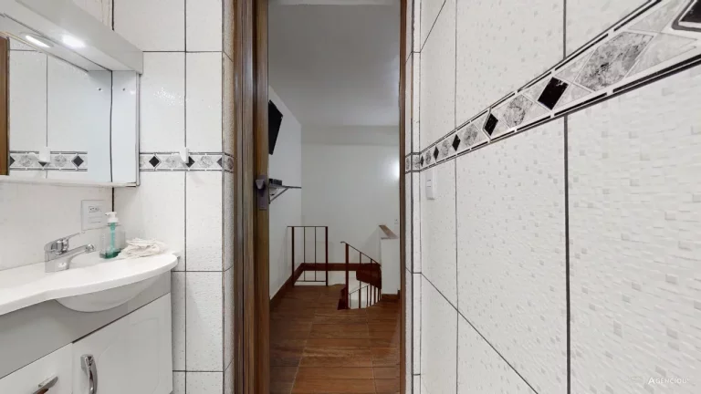 Imagem Sobrado Ipiranga - 220 m² - 3 Dormitórios - 1 Suíte - 2 Vagas