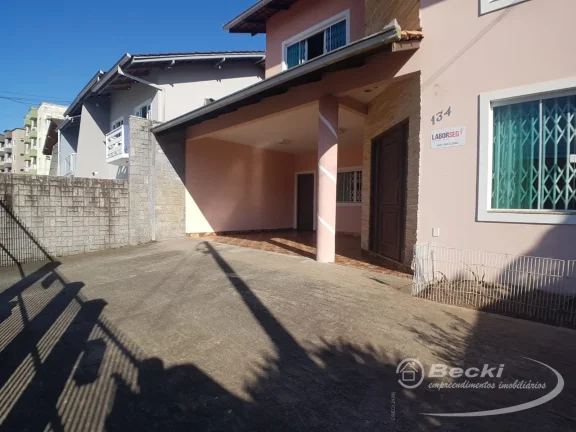 Imagem Casa no bairro Itaum, Joinville: 126m², 4 dormitórios, 1 suíte, 4 banheiros por R$ 840.000 - Venda.