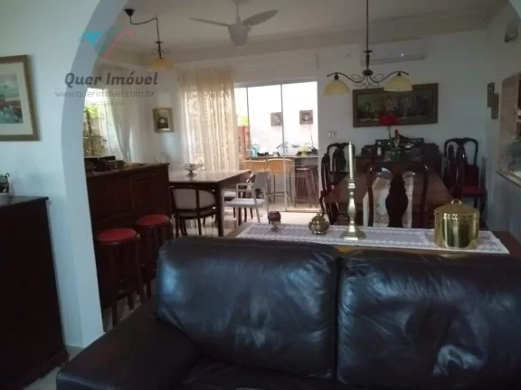 Imagem Luxuosa casa em condomínio à venda em Ribeirão Preto-SP, no bairro Ribeirânia. Condomínio Parque das Figueiras. 4 quartos, 4 suítes, 3 salas, 6 banheiros, 2 vagas de garagem. 320,00 m² de área. Imperdível com a Quer Imóvel Negócios Imobiliários.