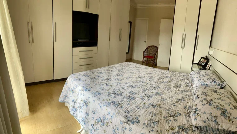 Imagem Sobrado semimobiliado com 4 vagas de garagem, churrasqueira e suíte em Cascavel, Bairro Neva - Venda