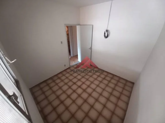 Imagem Otima casa no centro de São Gonçalo com varanda,Sala 02 quartos bamheiro,cozinha e area de serviço,vaga de garagem,proximo a todo comércio do centro d