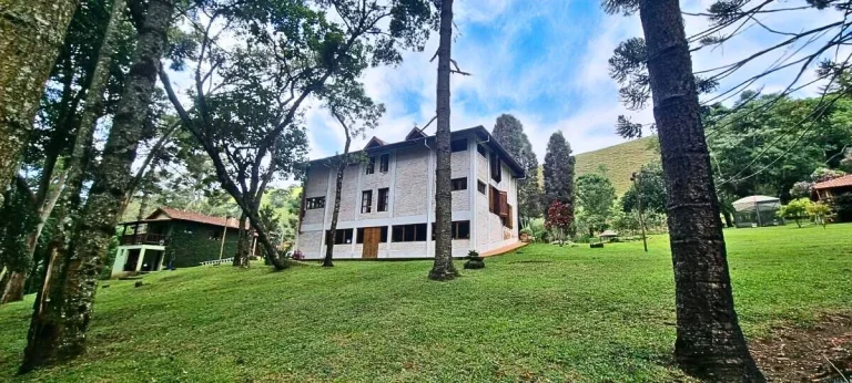 Imagem Refúgio de montanha com rio privativo e arquitetura autoral em Gonçalves
