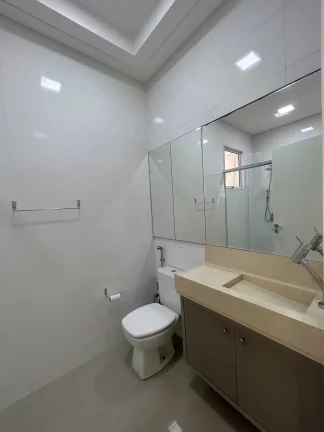 Imagem Apartamento com 3 suítes e 3 vagas de garagem na Meia Praia em Itapema/SC