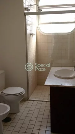 Imagem Ótimo apartamento com 144m², na Rua Urimonduba, Itaim Bibi. Living amplo com grandes janelas propo...