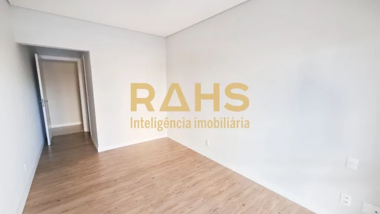 Imagem Amplo giardino no bairro América de Joinville! O Apartamento conta com 3 suítes, 2 salas, 5 banhei...