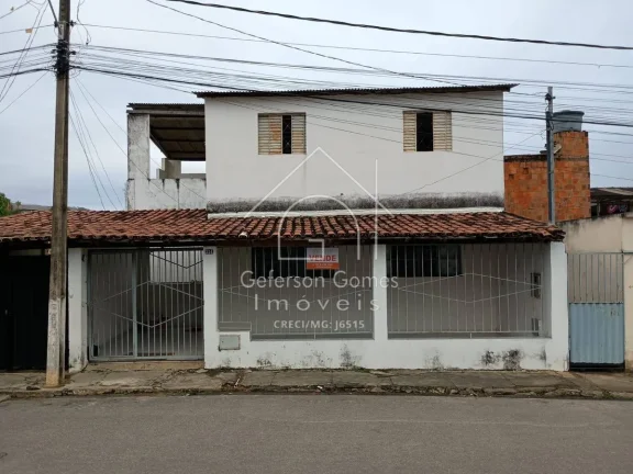 Casa à venda com 03 Quartos - Centro - Mantena - MG