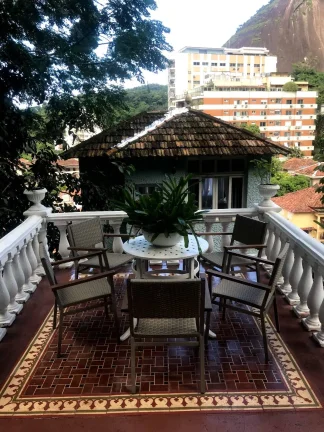 Imagem Casarão histórico estilo castelo, luxo e Requinte