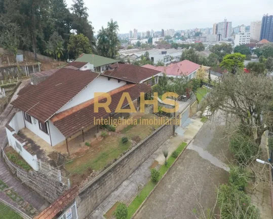 Localizado em uma região residencial privilegiada, com uma vista deslumbrante da majestosa Serra do...