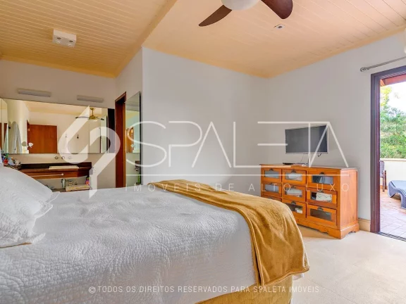 Imagem Aprecie o luxo e a tranquilidade no condomínio Iporanga, Guarujá: Casa exclusiva com ambientes espaçosos e vista deslumbrante