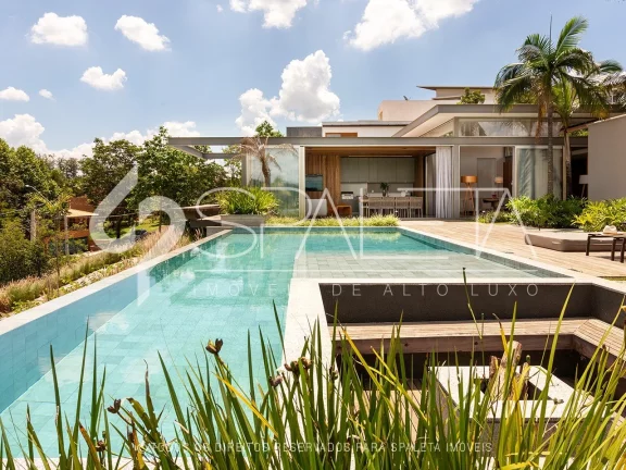 Fascinante residência contemporânea, totalmente mobiliada e com vista única para o campo de golfe à venda no Terras de São José I