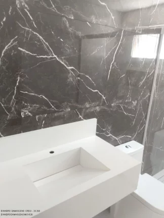 Imagem Imperdível: Casa de luxo em condomínio Alphaville (Abrantes), Camaçari-BA - 5 quartos, 4 suítes, 2 salas, 1 banheiro, 4 vagas, 267m²!