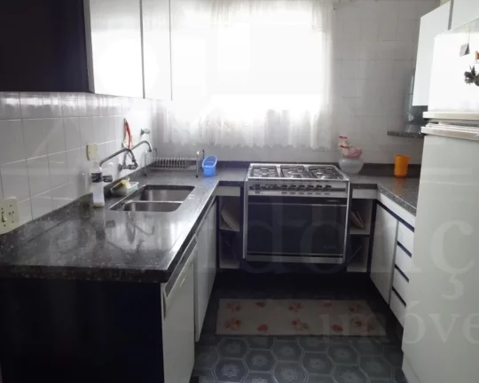 Imagem Apartamento bem distribuÃ­do com piso de madeira e armÃ¡rios, living para 03 ambientes, lavabo, ...
