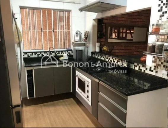 Imagem Com 266m² de área construída, este imóvel conta com uma série de características que vão te e...