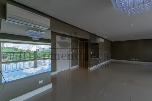 Imagem Apartamento espaçoso com 4 quartos sendo 3 suítes e 4 vagas, 244m²
