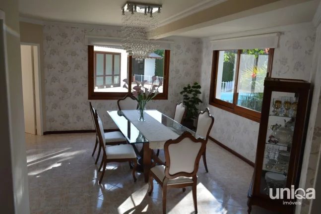 Imagem Casa em Camobi com 05 dormitórios, suíte master, lareira, piscina