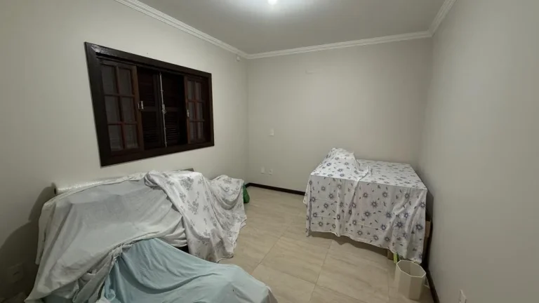 Imagem Casa a 120m do mar com 3 quartos (2 suítes), 209m² de área construída e 251m² de terreno, em Itacolomi, Balneário Piçarras - Adriano Carpes Imóveis vende!