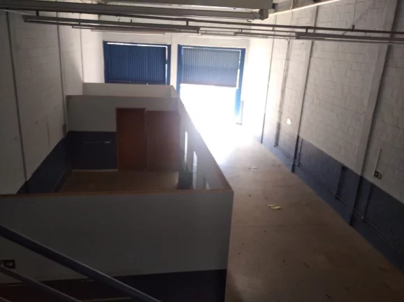 Imagem Barracão Ótima Localização com 600m², com duas salas , copa com gabinete, mezanino com mais 02 ...