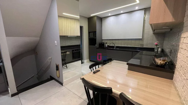 Imagem Lindo sobrado triplex com 2 suites, 4 banheiros, espaço goumert com churrasqueira, garagem box , piscina e salão de festas.