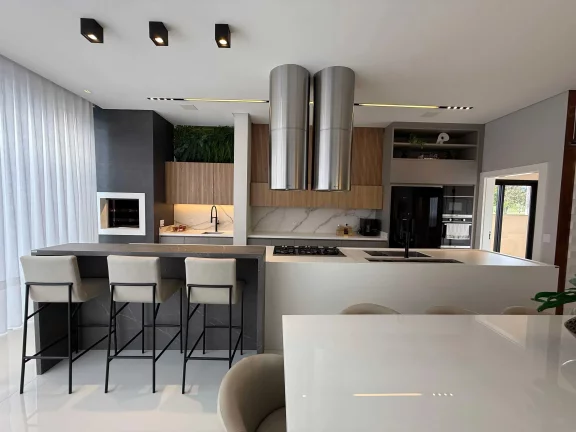 Imagem Casa mobiliada no Condomínio Caledônia com 2 suítes, 2 demi-suites e 4 vagas em Camboriú/SC