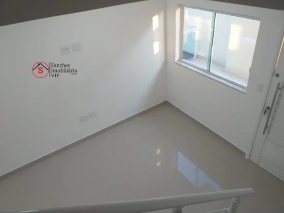 Imagem SOBRADO A VENDA EM CONDOMINIO FECHADO, 2 DORM, SENDO 2 SUÍTES E 2 VAGAS DE GARAGEM COBERTAS. LAZER COM PISCINA E CHURRASQUEIRA.