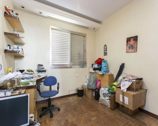 Imagem Apartamento amplo com piso de tacos, living para 02 ambientes, lavabo, 04 dormitórios sendo 01 suí...